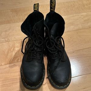 Excellent condition women’s Dr. Martens 1460 Pascal in black.